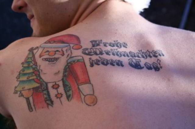Nhắc đến lễ Giáng sinh không thể hình ảnh của ông già Noel hay còn gọi là Santa Claus. Nhân vật này được nhắc đến với hình ảnh cưỡi tuần lộc, chui qua ống khói để mang đến cho trẻ em những món quà bất ngờ. Là biểu tượng của Noel nên ông già Noel cũng được nhiều bạn trẻ lựa chọn để tạo nên sản phẩm trên da thịt mình.