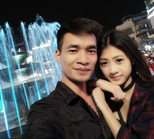 Trong những bức ảnh Lệ Rơi được gắn thẻ ghi lại khoảnh khắc cả hai cùng nhau đi chơi, ăn kem trên phố đi bộ mà cô gái này còn ngồi sát sạt và không ngần ngại thơm lên má hiện tượng mạng đình đám một thời.