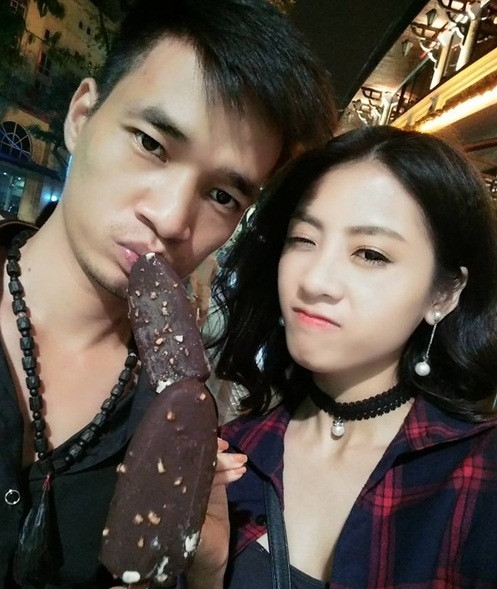 Ngay sau khi đăng tải những bức ảnh tình cảm trên, hàng loạt nghi vấn về mối quan hệ giữa Lệ Rơi và cô gái lạ mặt đã được đặt ra. Danh tính của cô gái cũng nhanh chóng được tìm ra.