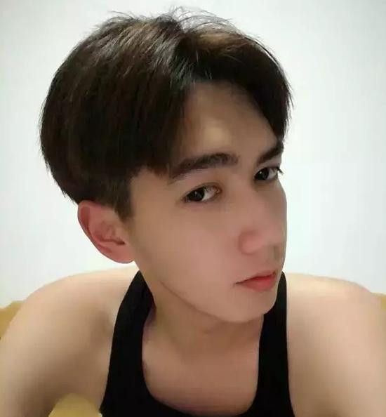 Vị trí làm việc mới của anh chàng "soái ca" đường sắt làm mưa, làm gió trong mạng xã hội đó là một chiếc buồng kính cũng trong khuôn viên của ga tàu điện ngầm Đại học Quảng Tây. Với việc điều chuyển này, BQL ga tàu điện ngầm vừa giải quyết được hai vấn đề đó là tránh ùn tắc và đảm bảo an toàn cho nhân viên của mình tránh bị các fan làm phiền.