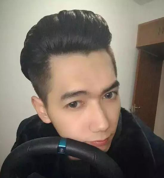 Khuôn mặt điển trai với đôi mắt sâu và sống mũi cao giúp chàng "soái ca" đường sắt chinh phục hàng loạt trái tim đang cô đơn của các fan nữ.