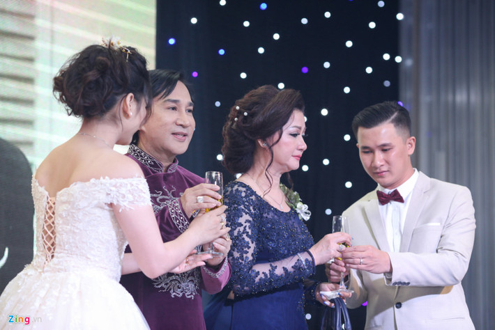 Maika là con gái của anh với người vợ đầu. Hiện, Kim Tử Long sống với người vợ thứ 3 - diễn viên cải lương Trinh Trinh.