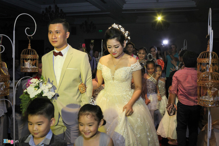 Maika thay hai bộ đồ trong đêm tiệc. Khi đón khách, cô và chú rể diện áo dài truyền thống. Đến lúc làm lễ, cặp đôi chọn soiree và vest.