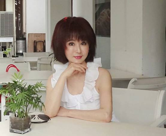 Đây cũng là một cách để bà duy trì vẻ thanh xuân, bởi theo bà, ngoài tập luyện thể dục thể thao, sử dụng các loại mỹ phẩm, dưỡng chất phù hợp, người ta còn phải giữ cho đầu óc thanh thản, tâm lý vui vẻ thì mới có thể giữ cho mình trẻ mãi không già.