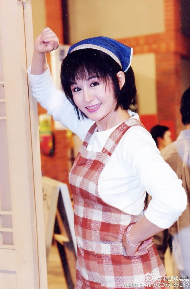 Nữ diễn viên năm 1945 tại Giang Tô, Trung Quốc. Bà vào nghề rất sớm, bắt đầu đóng phim vào năm 16 tuổi cho hãng Shaw Brothers tại Hong Kong.