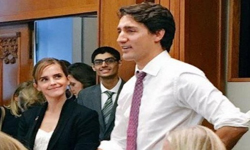 Ông Trudeau có lẽ là nhà lãnh đạo duy nhất trên thế giới để lộ hình xăm ‘chất lừ’. Ông còn khiến người hâm mộ ngất ngây khi khoe cơ bắp, thực hiện những pha đấm bốc chuyên nghiệp, đồng thời sở hữu đai nâu judo.