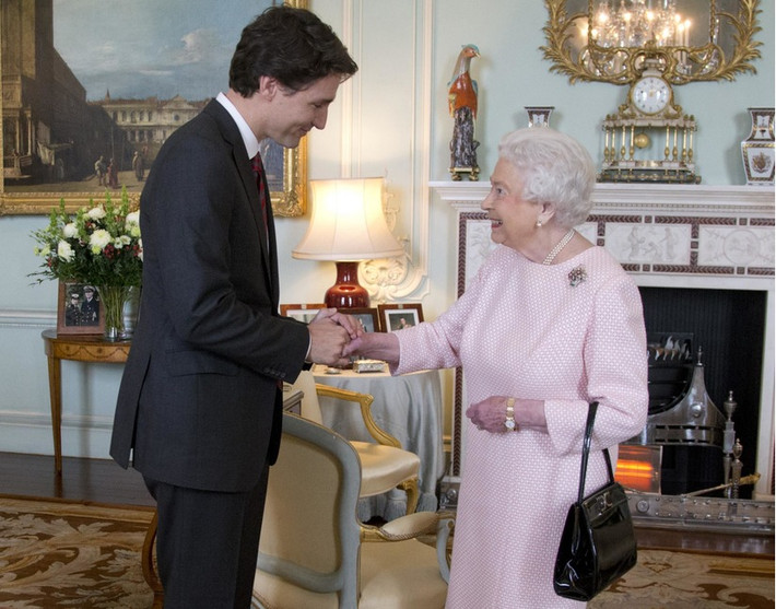 Thủ tướng Canada và Nữ hoàng Anh. Ảnh: Getty