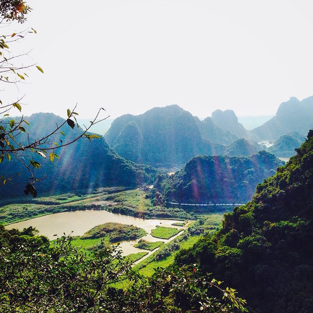 Đến khu du lịch Thung Nham bạn sẽ hoàn toàn được tách biệt với thế giới ồn ào, nhộn nhịp thường ngày .