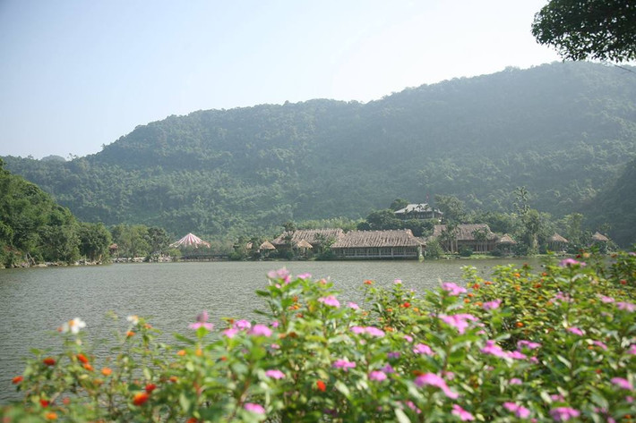 Cách thành phố Ninh Bình khoảng 12km về phía đông, khu du lịch sinh thái vườn chim Thung Nham nằm trọn trong vùng lõi của quần thể danh thắng Tràng An. Đây là địa điểm được rất nhiều bạn trẻ miền Bắc lựa chọn cho kì nghỉ cuối tuần của mình. Ảnh trong bài: FB Thung Nham