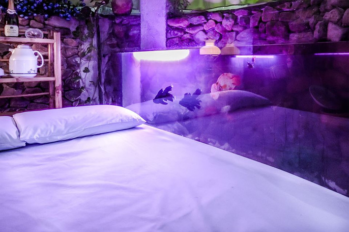 Ngoài việc trang trí những phòng nghỉ cầu kì và đậm chất nghệ thuật thì mỗi ngôi nhà còn được thiết kế ban công thoáng đãng, nơi có thể ngồi đọc sách, thư giãn và trò chuyện cùng bạn bè.