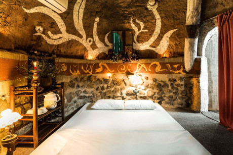 Với nội thất hiện đại kết hợp với những thân cây nằm ngay trong ngôi nhà, những homestay trên cây của nghệ sĩ Đào Anh Khánh không chỉ được nhiều người đến ở mà còn là địa điểm chụp hình độc đáo cho những fashionista hay những người mẫu muốn thực hiện bộ ảnh hoang dã.