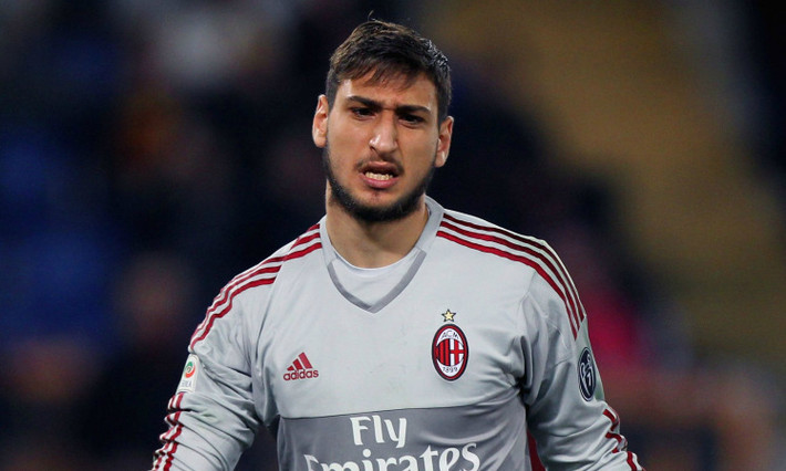 Donnarumma chỉ có giá 20 triệu bảng: Thông tin chuyển nhượng bóng đá The Sun đã công bố một thông tin giật gân trên trang Twitter của mình. Theo đó, tờ báo này khẳng định Donnarumma sắp chuyển đến thi đấu ở Ngoại hạng Anh. Hai đội bóng đang có lợi thế lớn nhất lúc này chính là M.U và Manchester City. The Sun cũng tiết lộ một thông tin gây sốc kèm theo, đó là giá trị chuyển nhượng của Donnarumma chỉ ở mức 20 triệu bảng, rất nhỏ so với những gì truyền thông hai nước thổi phồng trước đó. Ảnh: The Sun
