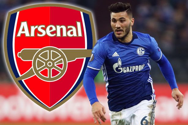 Arsenal đón tân binh: Raphael Wiesweg, nhà báo uy tín chuyên đưa tin về Schalke 04 tại Đức, hậu vệ trái Sead Kolasinac đã ký hợp đồng với Arsenal và sẽ trở thành tân binh đầu tiên của Arsenal trong kỳ chuyển nhượng bóng đá mùa Hè 2017. Thông tin Raphael Wiesweg đưa ra chậm hơn các nguồn tin từ Anh và Đức đúng 1 tháng, tuy nhiên lại có độ uy tín rất cao. Ảnh: Goal