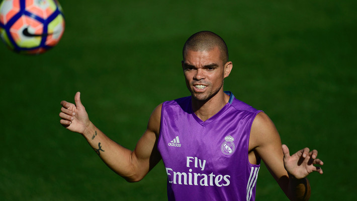 Xong tương lai Pepe: Các nguồn tin mới nhất mà Marco có được (14/05) cho hay: Pepe sẽ đến San Siro, chơi bóng cho Inter Milan kể từ mùa tới. Hợp đồng của Pepe và Real sẽ hết hiệu lực vào cuối mùa giải năm nay, và hai bên không thể thống nhất thỏa thuận. Ban lãnh đạo đội chủ sân Bernabeu không chấp nhận lời đề nghị gia hạn hợp đồng 2 năm của trung vệ 34 tuổi. Họ chỉ đồng ý bản hợp đồng mới có thời hạn 1 năm. Ảnh: Calcio.