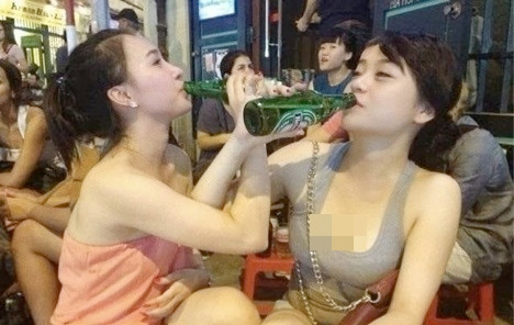 Mới đây, trên mạng xã hội rất nhiều những bức ảnh chè chén của chị em phụ nữ được dân mạng truyền tay nhau với những câu status hết sức vui nhộn như: "Thời buổi bây giờ chị em bạo quá ngồi nhậu chẳng kém cạnh đàn ông".