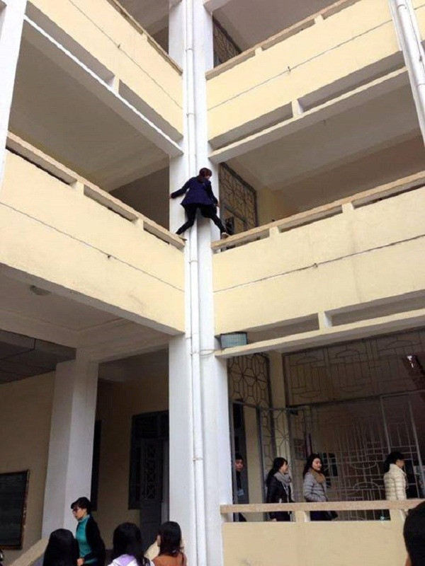 Việc đi học muộn bị khóa cửa hàng lang là điều quá quen thuộc với nhiều nữ sinh đại học và việc hóa thân thành "người nhện" để "khắc nhập, khắc xuất" đã gây xôn xao dân mạng trên Fanpage Đại học Vinh.