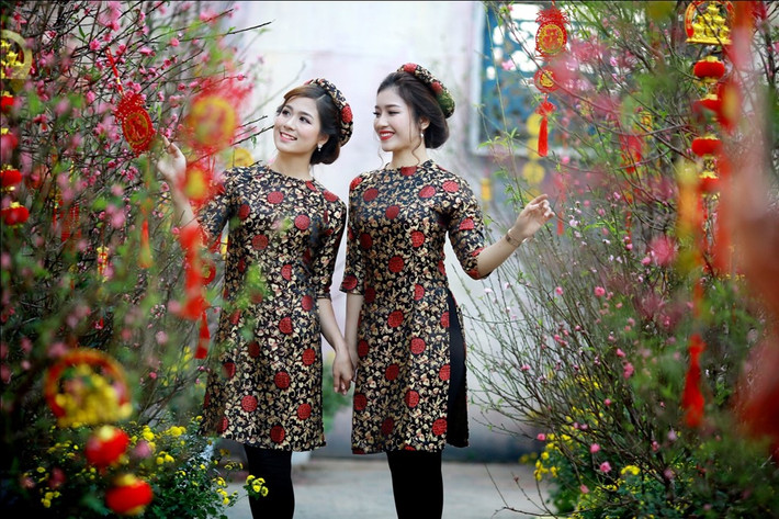 Hoa đào sớm đã bung nở. Nơi đây trưng bày nhiều chậu hoa đào thật rất đẹp mắt.