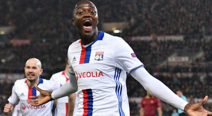 Man City phá bĩnh Chelsea: Theo tin chuyển nhượng bóng đá mới nhất từ Mirror, Man City đang nhảy vào cuộc để cướp nhân tố Chelsea đang theo đuổi đó là Mouctar Diakhaby. Hiện tại, Lyon đã hét giá tới 40 triệu euro cho cầu thủ này. Ảnh: Mirror