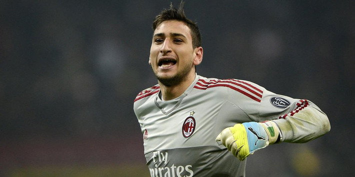 PSG chi tiền tấn, Donnarumma sẽ phản bội AC Milan: PSG chỉ còn thiếu một thủ môn đẳng cấp thế giới nữa là có thể hoàn thiện bộ khung cực mạnh của mình. Mùa Hè vừa qua, sau những lùm xùm hợp đồng, có thông tin Donnarumma đã từ chối lời đề nghị trị giá 13 triệu euro tiền lương một năm từ đội bóng nước Pháp. Ảnh: Goal