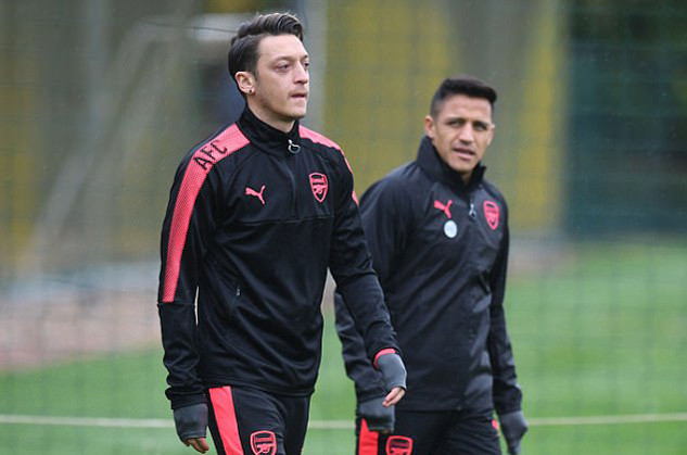 Ozil bỏ Arsenal gia nhập M.U: Ngôi sao người Đức sẽ hết hạn hợp đồng với Pháo thủ vào cuối mùa giải này. Ozil rất tự tin về một cuộc chuyển nhượng sang sân Old Trafford, tái hợp thầy cũ Mourinho.Arsenal muốn bán ngay Ozil trong kỳ chuyển nhượng mùa đông tới đây, nhưng bản thân tiền vệ 29 tuổi này muốn chờ đến khi đáo hạn hợp đồng và đầu quân M.U theo dạng chuyển nhượng tự do.