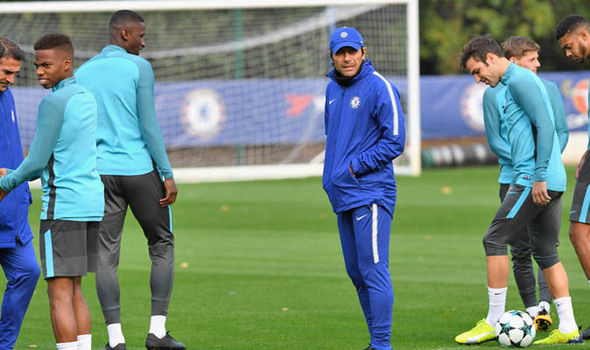 Cầu thủ Chelsea bức xúc với Conte: Nhiều thành viên cốt cán của Chelsea tỏ ra không vui khi Conte yêu cầu khối lượng tập luyện rất nặng, khiến họ không có thời gian nghỉ ngơi hồi phục sau những trận đấu. Nguồn tin từ The Times cho hay, học trò Conte phát ngán với những bài tập rèn sức bền thể lực trong bối cảnh bão chấn thương ở Stamford Bridge đang hoành hành. Ảnh: FC Chelsea
