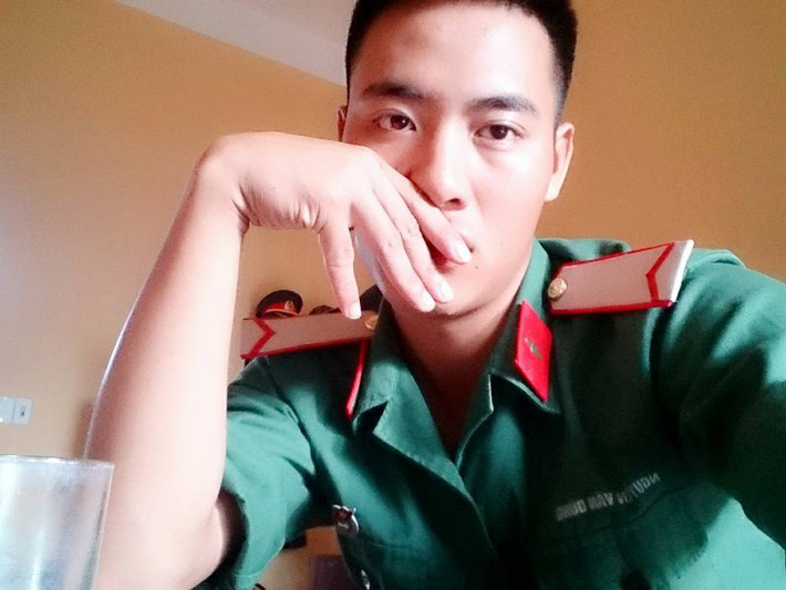 Thêm một thông tin thú vị cho chị em đó là chàng soái ca xe bus - Dũng Nguyễn hiện tại là trung úy đang công tác tại Sư đoàn 304 thuộc Quân đoàn 2 Vĩnh Phúc. Ảnh sử dụng trong bài: Facebook nhân vật.