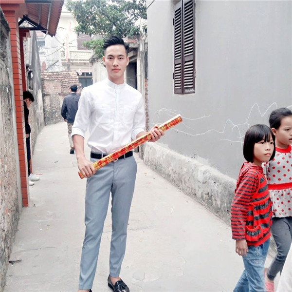 Sở hữu gương mặt sáng láng với ngũ quan hoàn chỉnh, làn da trắng sáng cùng thân hình thư sinh, Dũng Nguyễn khiến không ít chị em phải thầm thương, trộm nhớ mình. Cùng với đó là thái độ ghen tỵ với cô gái may mắn được chàng trai này cho gối đầu nhờ quảng đường dài trên.