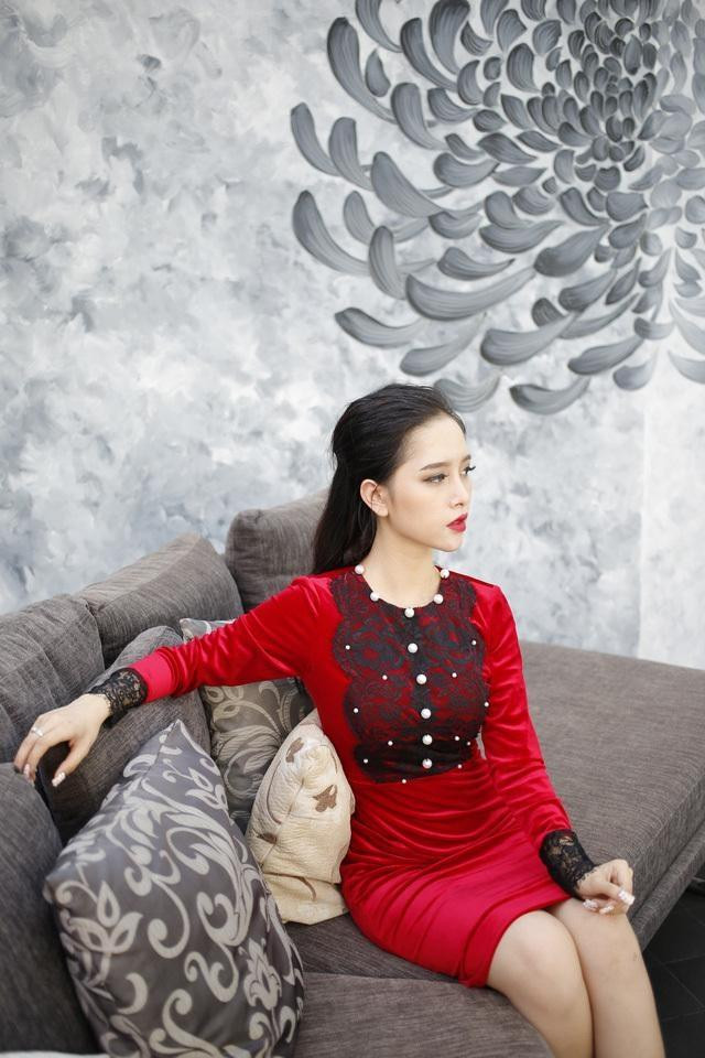 Với khuôn mặt chuẩn hot girl, vóc dáng chuẩn "vòng eo 56", Trang Pilla dễ dàng thu hút được sự chú ý của cả hai phái. Cũng chính nhờ nhan sắc của mình, cô nàng hot girl này được mệnh danh là người đẹp doanh nhân.