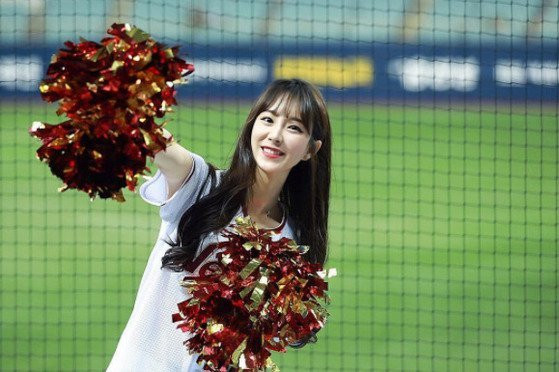 Ahn Ji Hyun chính thức trở thành nữ hoạt náo viên sau khi vượt qua đợt tuyển tại CLB bóng chày Seoul Samsung Thunders vào tháng 8/2016. Tuy nhiên chỉ đến khi trở thành thành viên đội cổ động của CLB Nexen Heroes, cô gái này mới thực sự tỏa sáng.