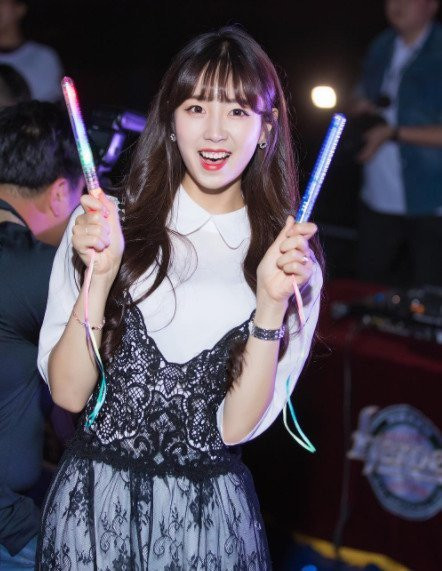 Cả Facebook và Instagram của Ahn Ji Hyun đều đang có gần 40 ngàn lượt follow và chắc chắn là con số này sẽ còn tăng nhanh trong tương lai không xa khi những hình ảnh của cô nàng này bắt đầu "chiếm sóng" mạng xã hội các nước trong khu vực châu Á.