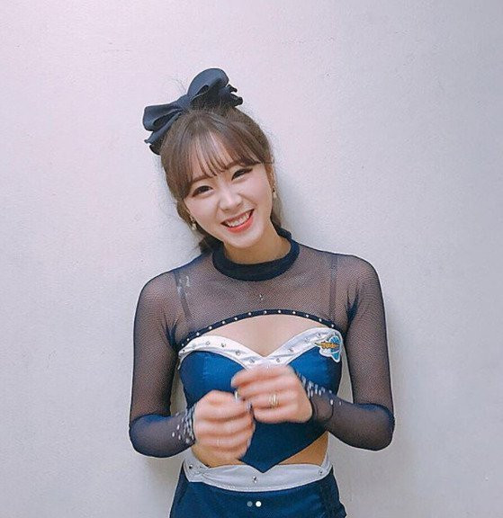 Sở hữu một gương mặt nhỏ, thanh tú, nhìn Ji Hyun xinh đẹp chẳng thua kém nữ idol nào của Hàn Quốc. Không chỉ vậy, cô nàng còn có một chiều cao vô cùng lý tưởng cùng số đo 3 vòng cực chuẩn khiến người ta chỉ muốn ngắm nhìn mãi.