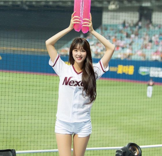 Ahn Ji Hyun sinh năm 1997 hiện là một cheerleader của CLB bóng chày Nexen Heroes đến từ Hàn Quốc. Nữ hoạt náo viên này thu hút rất nhiều sự chú ý không chỉ đến từ netizen Hàn cũng như nhiều nước trong khu vực bằng ngoại hình hết sức nổi trội.