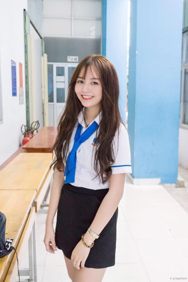 Nhiều người còn nhận xét rằng, nhìn Hồ Hạ như chỉ mới là học sinh cấp hai chứ không phải một nữ sinh đã bước vào tuổi 20 nhờ vẻ ngoài dễ thương và cô phần mũm mĩm.