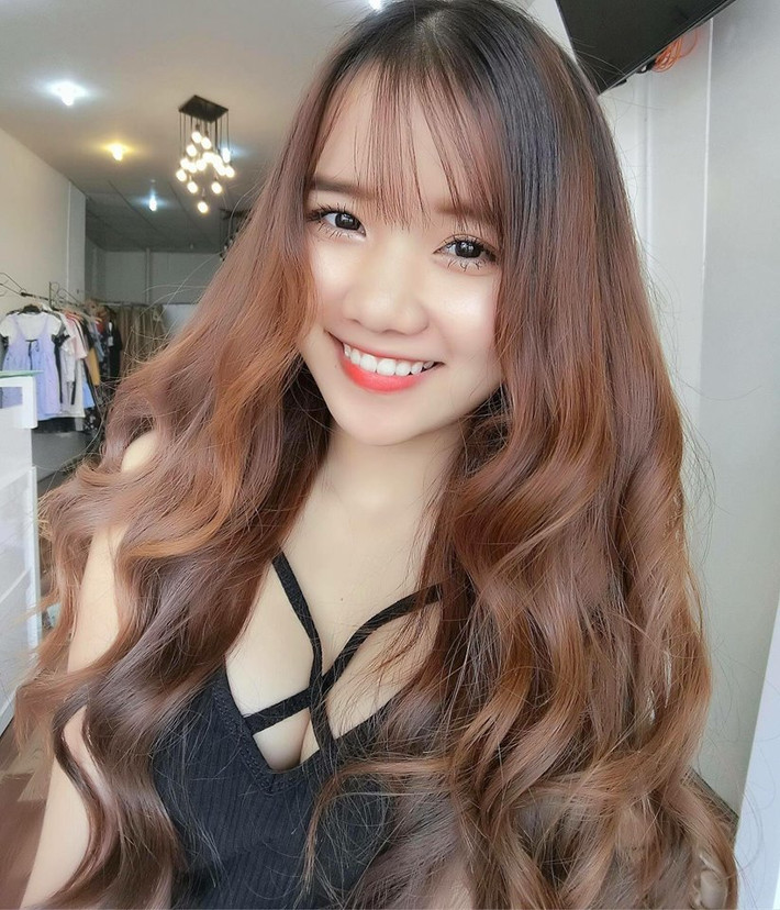 Tài năng kinh doanh là vậy nhưng nhiều người nhớ đến Minh Hoàng, cô chủ nhỏ của shop online trên mạng nhờ vẻ xinh xắn, dễ thương của thiếu nữ thuở đôi mươi.