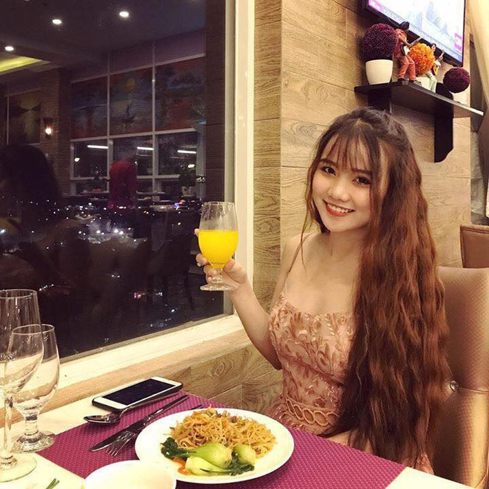 Thời gian trước đây, Minh Hoàng được biết đến không chỉ bởi tài năng kinh doanh mà còn bởi nhan sắc xinh đẹp khiến nhiều anh chàng phải nghiêng ngả ngắm nhìn.