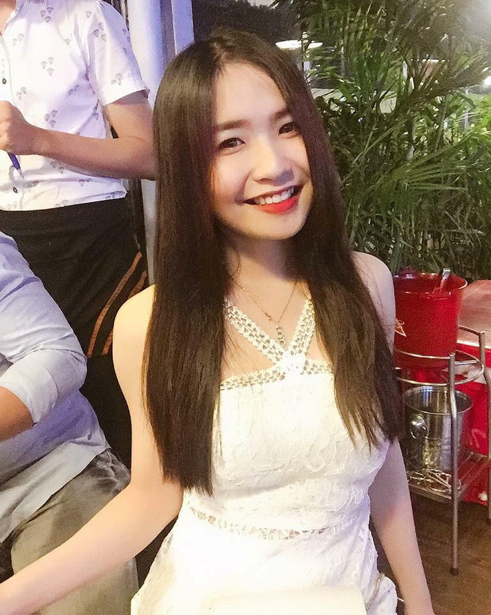 Với lần trở lại này, nhiều người nhận xét cô bạn 9X Bình Dương này ngày càng xinh đẹp và mặn mà khiến ai cũng phải ngây ngất ngắm nhìn. Chỉ với một bức ảnh chia sẻ niềm vui tới trường ngày khai giảng, Minh Hoàng đã mang về cho mình hơn 2500 lượt bình luận và vô vàn người yêu thích.