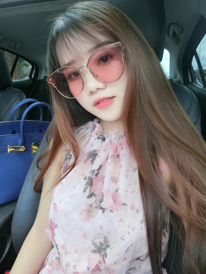 Những bức ảnh là mẫu cho chính shop thời trang của mình, Minh Hoàng nhận được rất nhiều lời khen và khích lệ từ bạn bè và những khách hàng thân yêu.