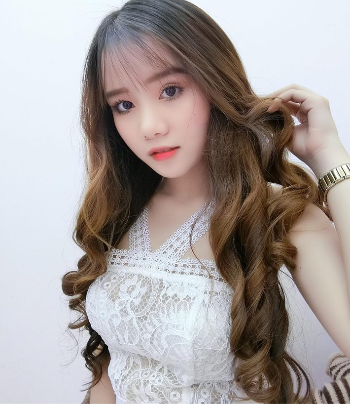 Với nước da trắng sứ mịn màng, sống mũi cao và đôi mắt tròn to, tinh nghịch, Minh Hoàng gây ấn tượng cho những khách hàng của mình nói chung và cư dân mạng nói riêng.