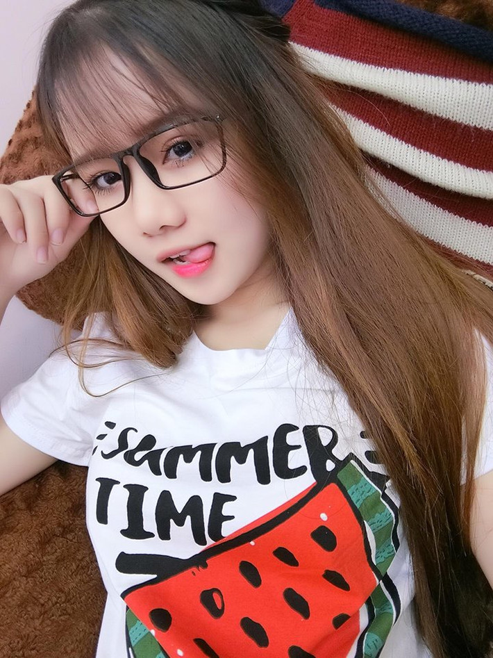 Nổi tiếng ngay từ ngày còn ngồi trên ghế trường THPT, Minh Hoàng là địa chỉ uy tín về mỹ phẩm và chăm sóc da cho các bạn trẻ mê sắm đồ online không chỉ trong khu vực TP HCM - Bình Dương mà còn lan tỏa ra khắp cả nước.