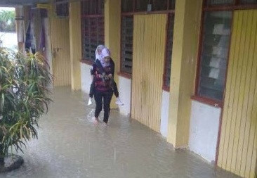 Ngay sau những hình ảnh trong đoạn clip của cô giáo Malaysia băng qua dòng nước lũ được đăng tải, cư dân mạng đã nhanh chóng tìm ra danh tính và trang cá nhân của nhân vật chính.