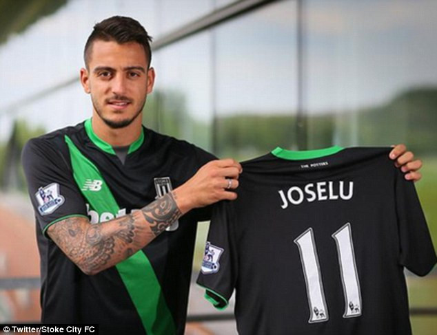 Newcastle đón tân binh thứ 6: Newcastle đã hoàn tất thủ tục đón tiền đạo Joselu từ Stoke City với mức giá 5 triệu bảng. Chân sút 27 tuổi này đã kí hợp đồng 3 năm với sân St James Park và là tân binh thứ 6 của Chích chòe trong hè này, sau Christian Atsu, Florian Lejeune, Jacob Murphy, Javier Manquillo và Mikel Merino.