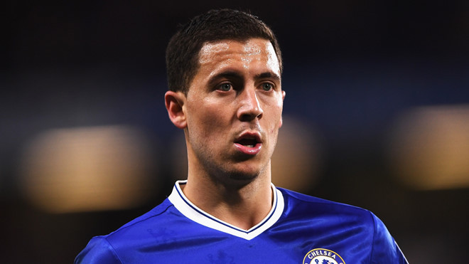 Conte sẽ mất Hazard vào tay Real: Những quyết định táo bạo về nhân sự của HLV Antonio Conte như gây hấn với Diego Costa, đẩy đi Nemanja Matic, Kurt Zouma bỗng trở thành sai lầm nghiêm trọng. Chưa dừng ở đó, Real Madrid đã chờ sẵn hòng "nẫng tay trên" ngôi sao số 1 Eden Hazard. Khi thị trường chuyển nhượng chỉ còn hơn 2 tuần nữa. Ảnh: Goal