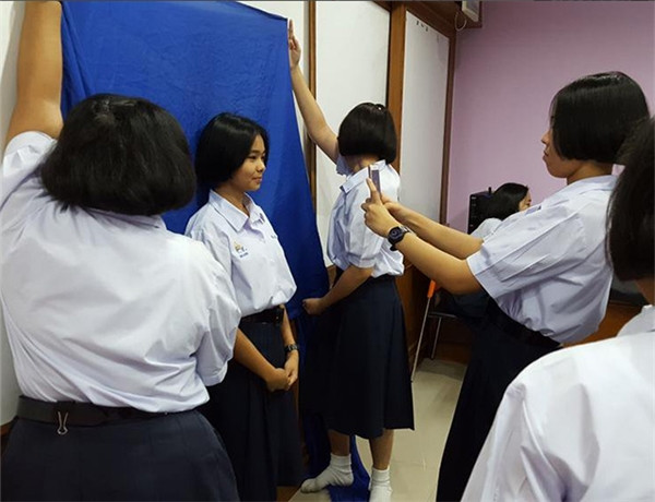 Để có những bức ảnh thẻ nhanh, các cô cậu học trò đã nghĩ ra cách tự tạo một phòng chụp hình ngay tại lớp học.