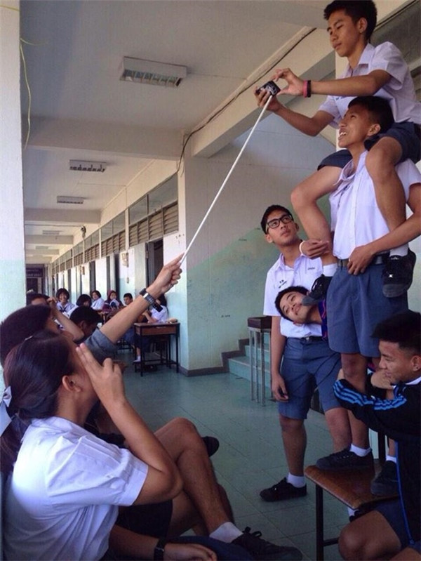 Khi không có gậy tự sướng, cách selfie này là khá hiệu quả nhưng hơi tốn công.