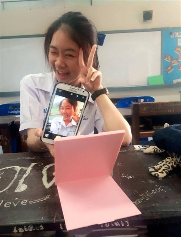 Khi camera trước quá xấu thì chiếc gương là công cụ hỗ trợ vô cùng hữu ích cho các cô nàng học sinh khi muốn có một bức ảnh đẹp.