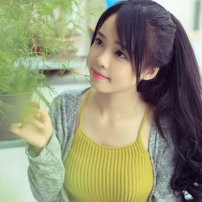 Khuôn mặt bầu bĩnh, làn da trắng nõn và thân hình như dễ gây đánh lừa tuổi tác cho người ngắm, Ái Vi trở nên đặc biệt trong mắt cộng đồng mạng.