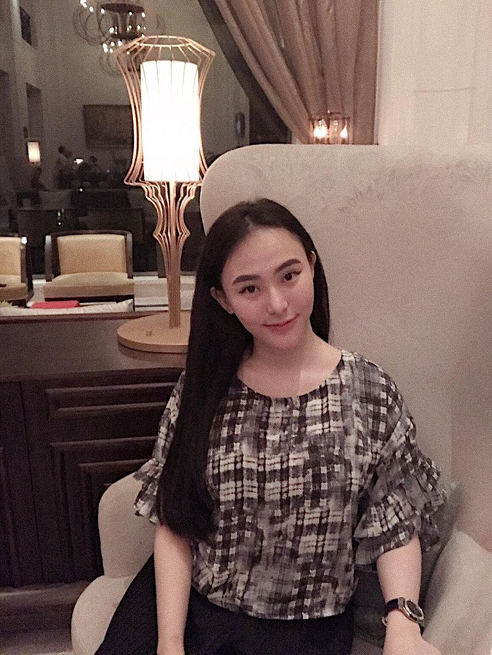 Quay trở lại với thông tin cá nhân của T.Hoàng - người vừa qua đã "bốc phốt thả thính" của Á hậu Huyền My, cô nàng này hiện đang sinh sống và làm việc tại Hà Nội và là chủ một thương hiệu spa riêng.
