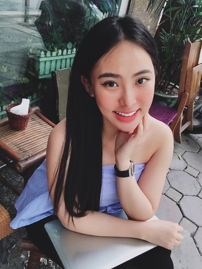 Cũng theo chia sẻ của một số dân mạng thạo tin, ngoài Huyền My, cô nàng T.Hoàng cũng có khá nhiều bạn thân nổi tiếng trong cộng đồng mạng điển hình là hot girl Hà Lade.