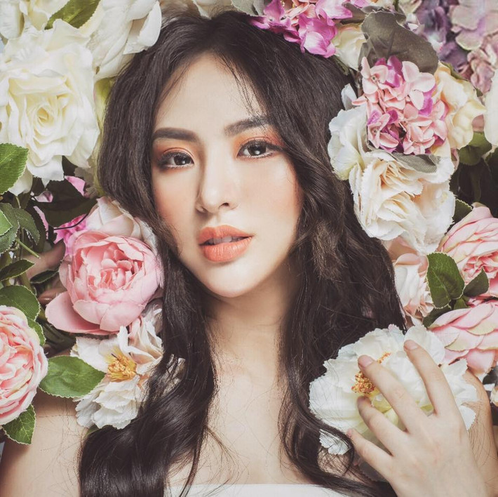 Cùng ngắm nhìn những hình ảnh cực đẹp của cô nàng T.H người được cho là đã có những lời lẽ "rằn mặt" với Á hậu Huyền My khi có những tin nhắn qua lại "thả thính" với người chồng tương lai của mình. Ảnh sử dụng trong bài: Facebook nhân vật.