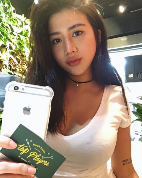 Có thể nói hình tượng kín đáo của tên Carina Linn khi đi làm trong bộ đồng phục đã được xóa bỏ hoàn toàn khi cô trở về nhà.